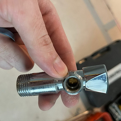 Угловой запорный вентиль Hansgrohe E, 1/2" x 3/8", 13902000